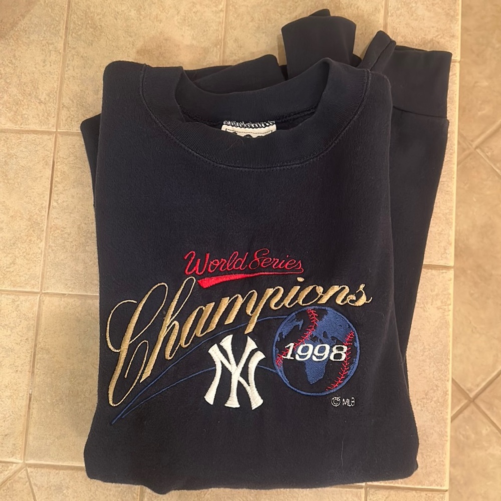 Vintage New York Yankees World Series Champions 1998 Sweater. Size XL.